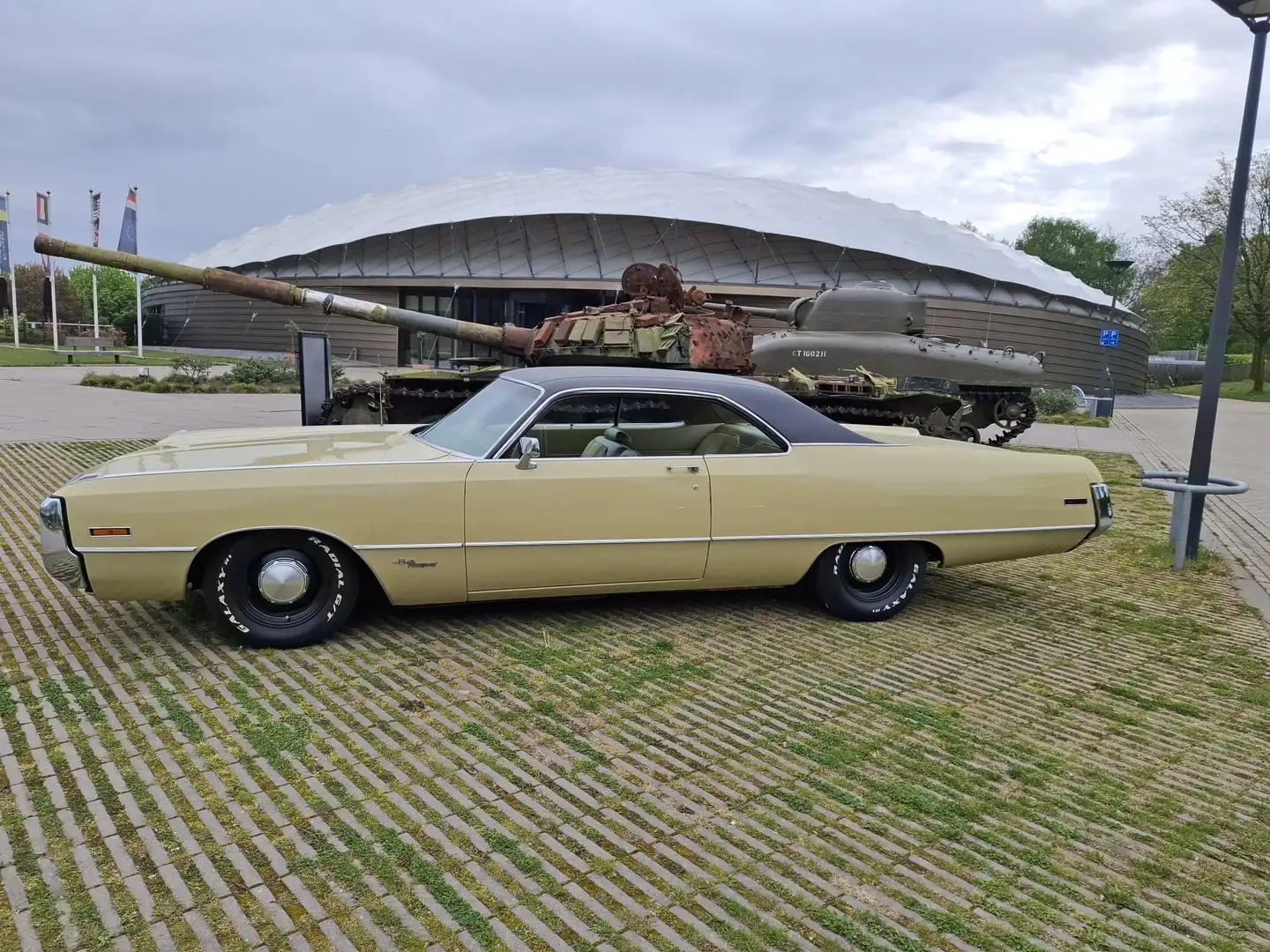 Oldtimer Chrysler Newport Beige - 2