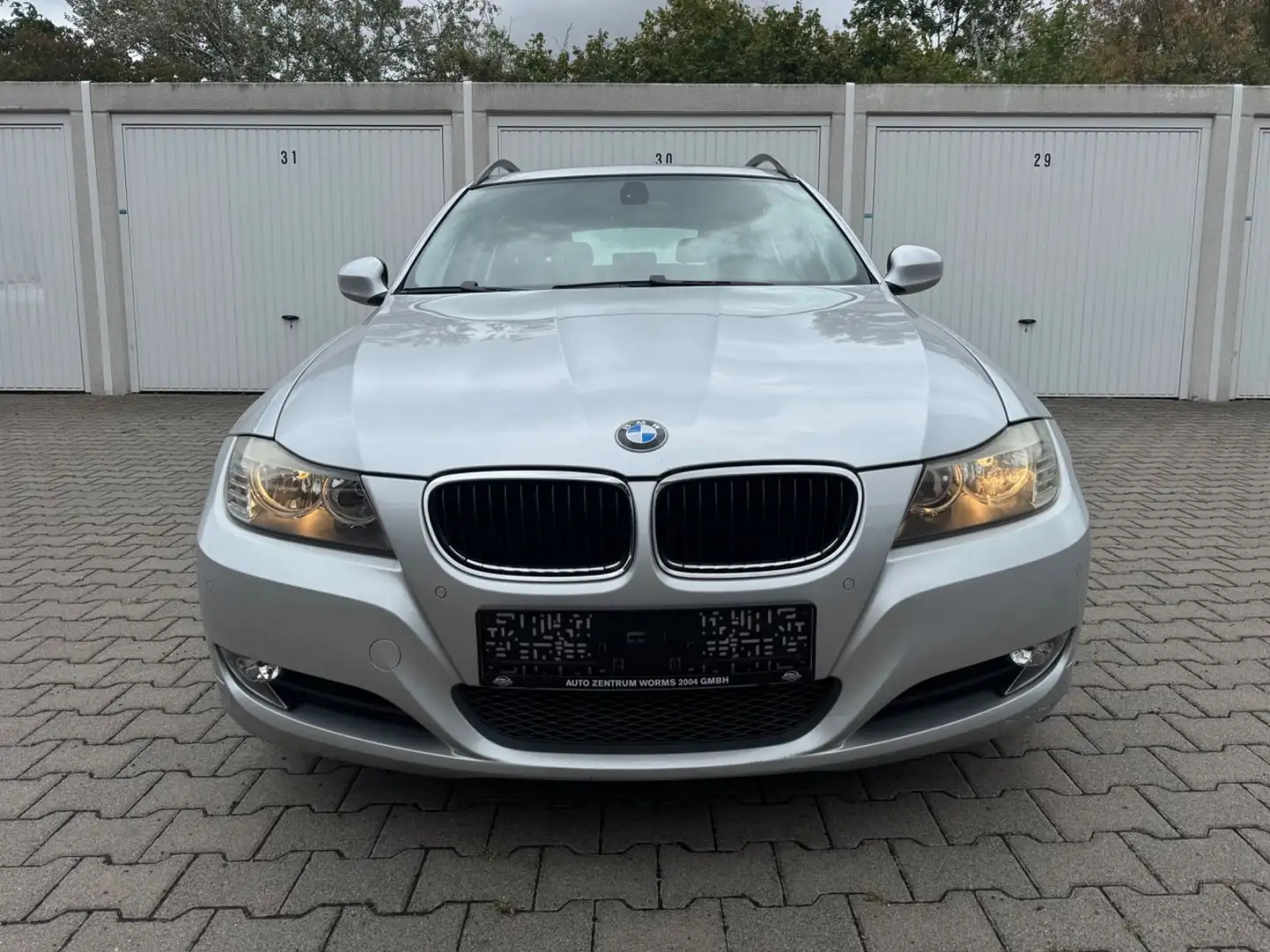 BMW 318 i Touring *Automatik*SHZ*PDC*Klimaaut.* Silber - 2