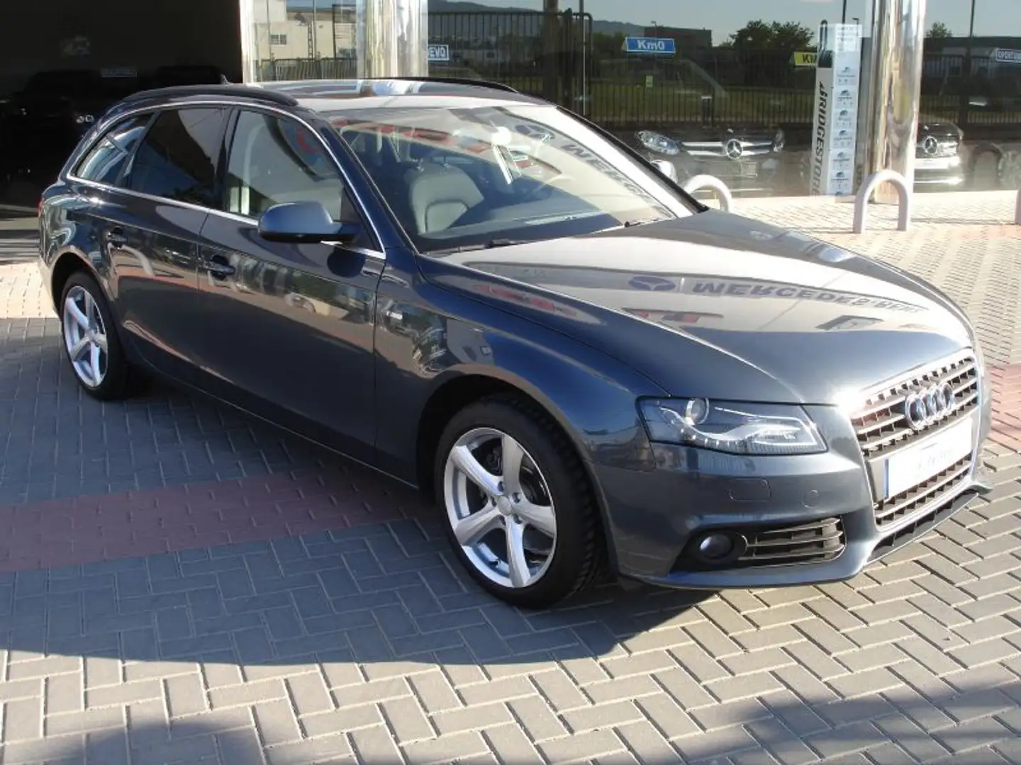 Audi A4 Avant 2.0TDI DPF 143 Grau - 1
