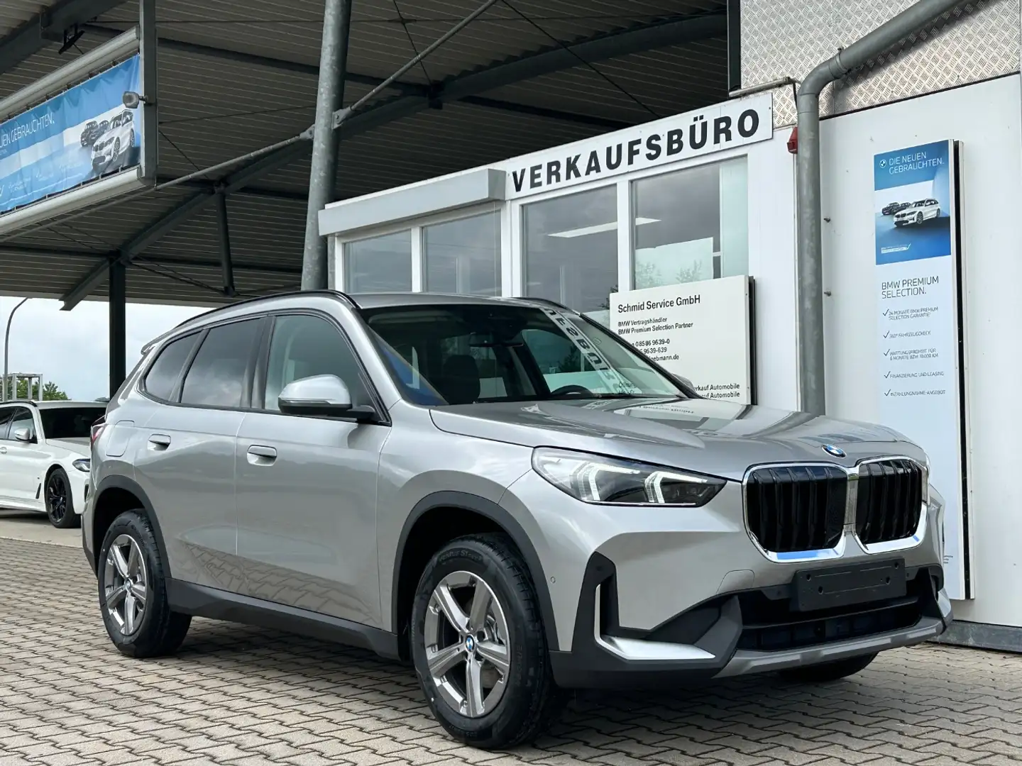 BMW X1 sDrive18i AHK/Massage/LKH/AdaptLED/KomfZug Argent - 2