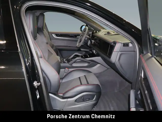 Porsche Cayenne GTS view 13