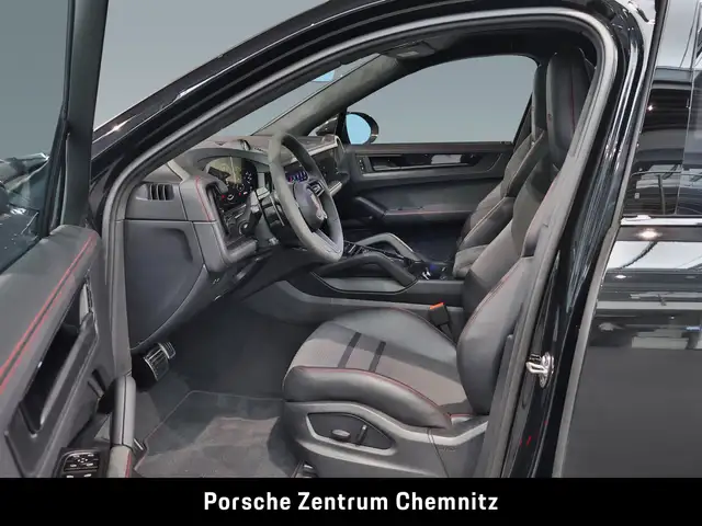 Porsche Cayenne GTS view 12
