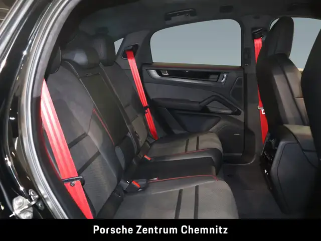 Porsche Cayenne GTS view 8