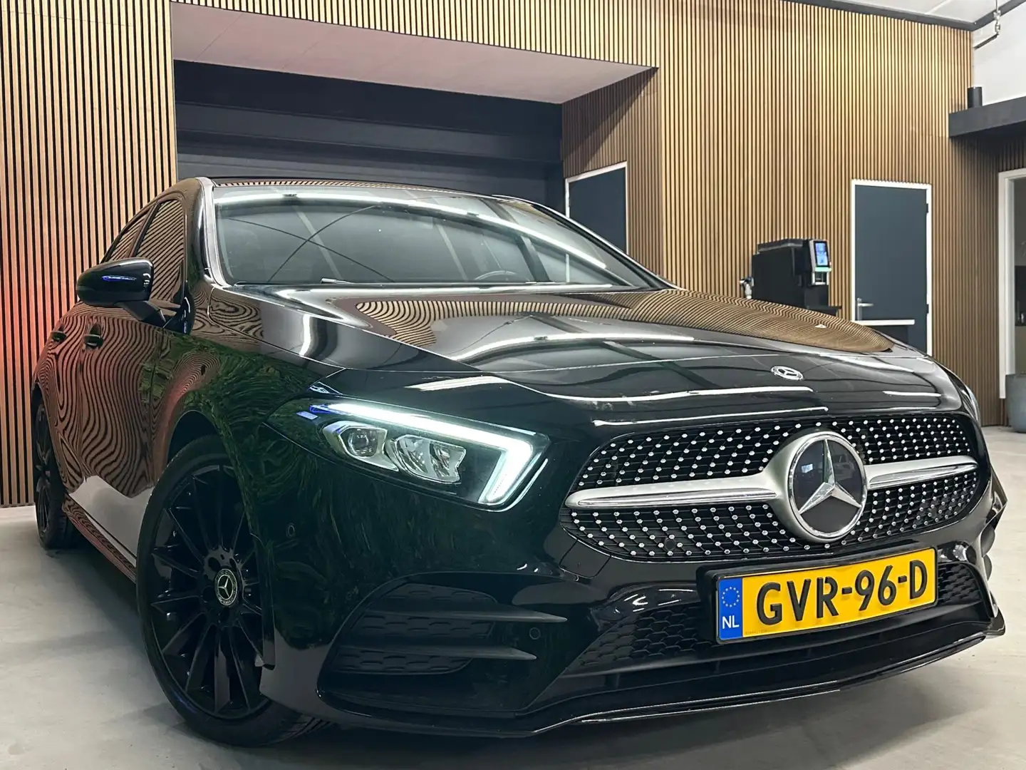 Mercedes-Benz A 250 4MATIC Premium / PANO / Night pakket Zwart - 2