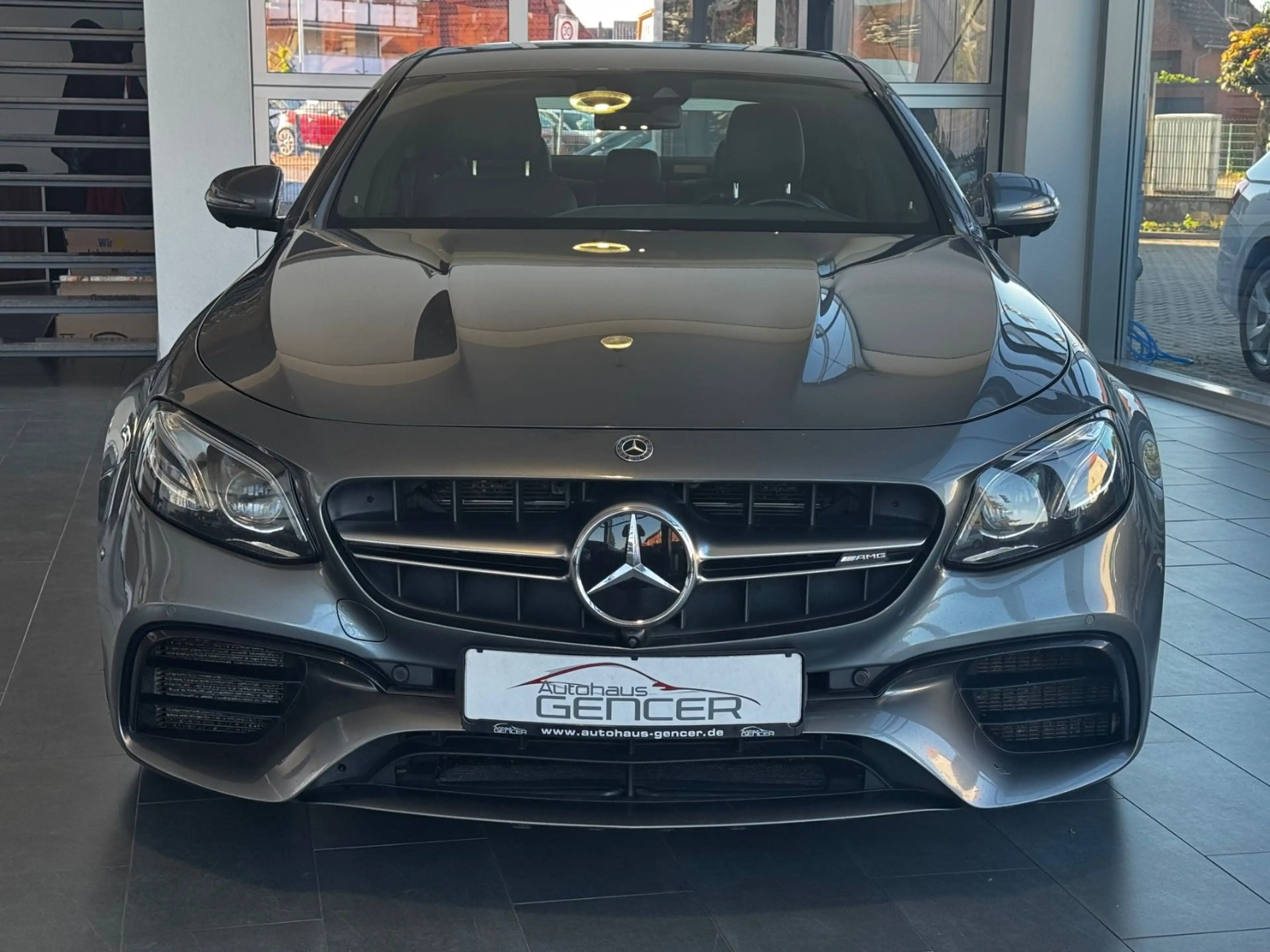 Mercedes-Benz E 63 AMG Lim. 4Matic+ 4.0 V8 "LED/360°/Head-Up" — photo 2