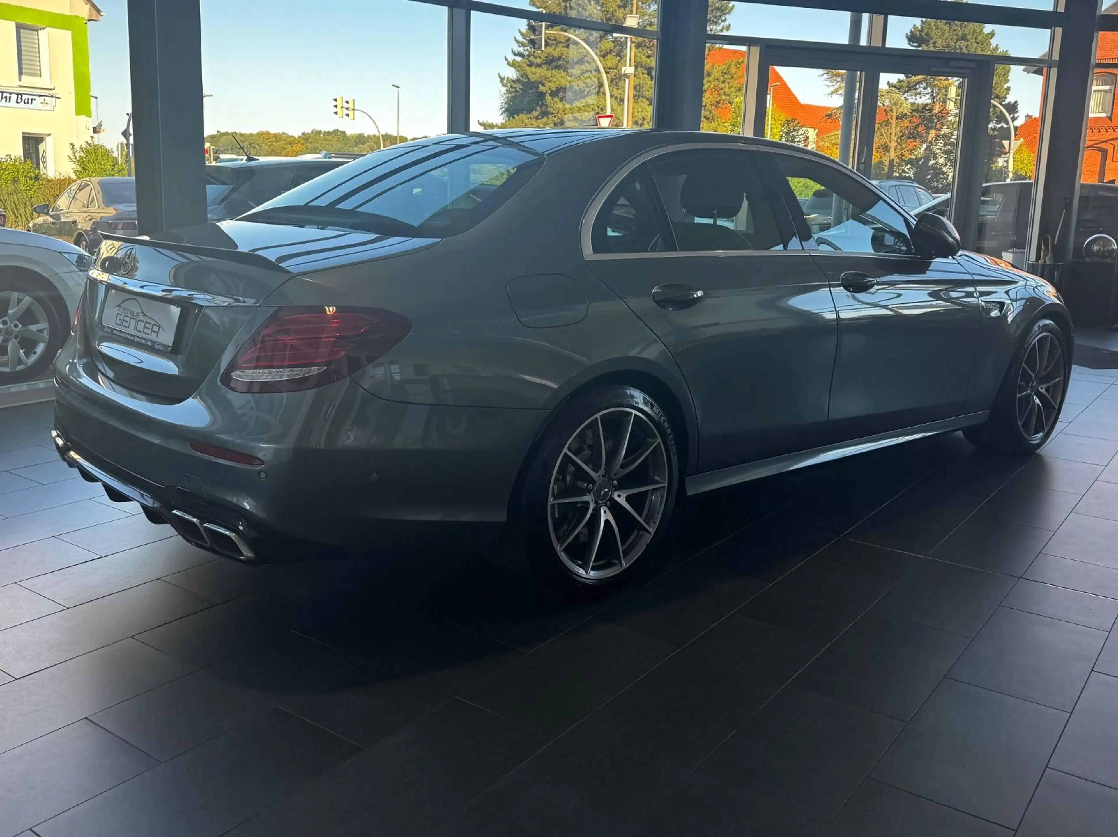 Mercedes-Benz E 63 AMG Lim. 4Matic+ 4.0 V8 "LED/360°/Head-Up" — photo 4