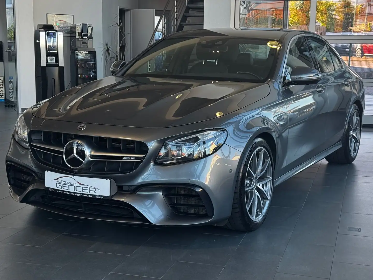 Mercedes-Benz E 63 AMG Lim. 4Matic+ 4.0 V8 "LED/360°/Head-Up" Grau - 1