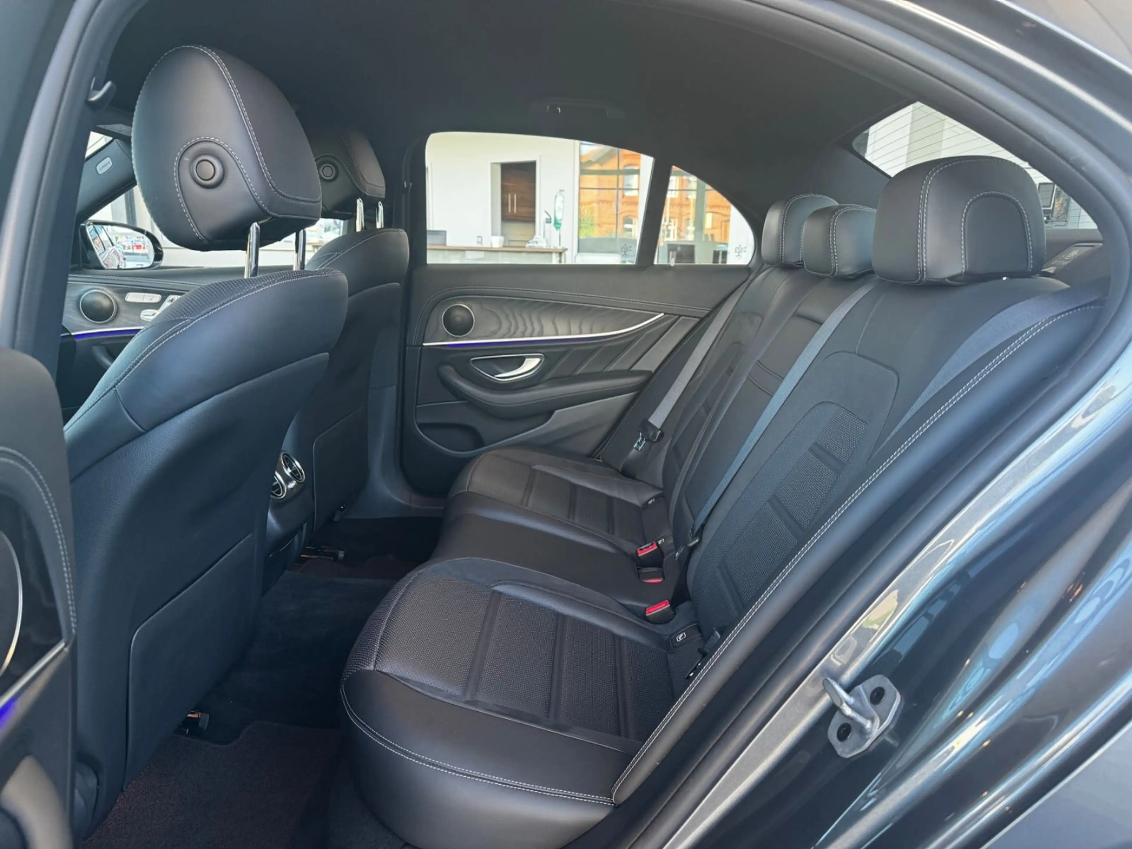 Mercedes-Benz E 63 AMG Lim. 4Matic+ 4.0 V8 "LED/360°/Head-Up" — photo 15