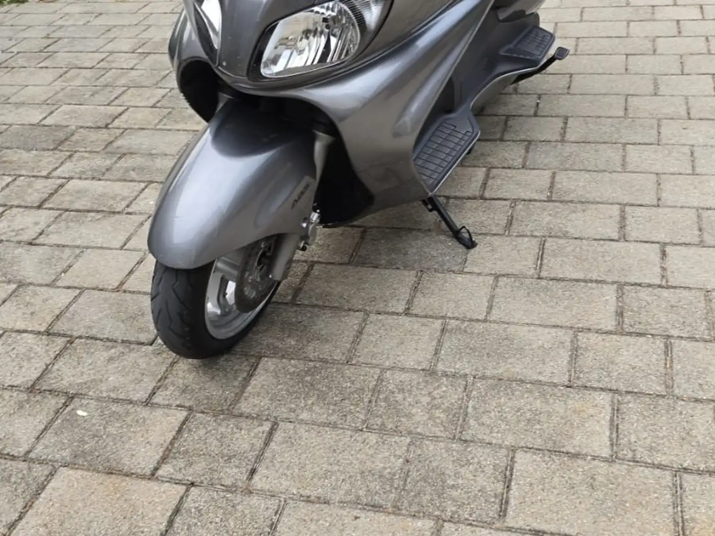 Suzuki Burgman 650 Stříbrná - 2