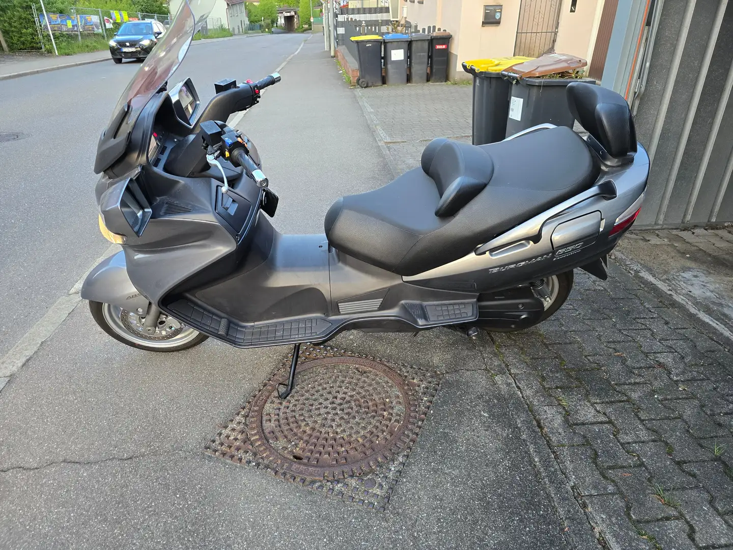 Suzuki Burgman 650 Stříbrná - 1