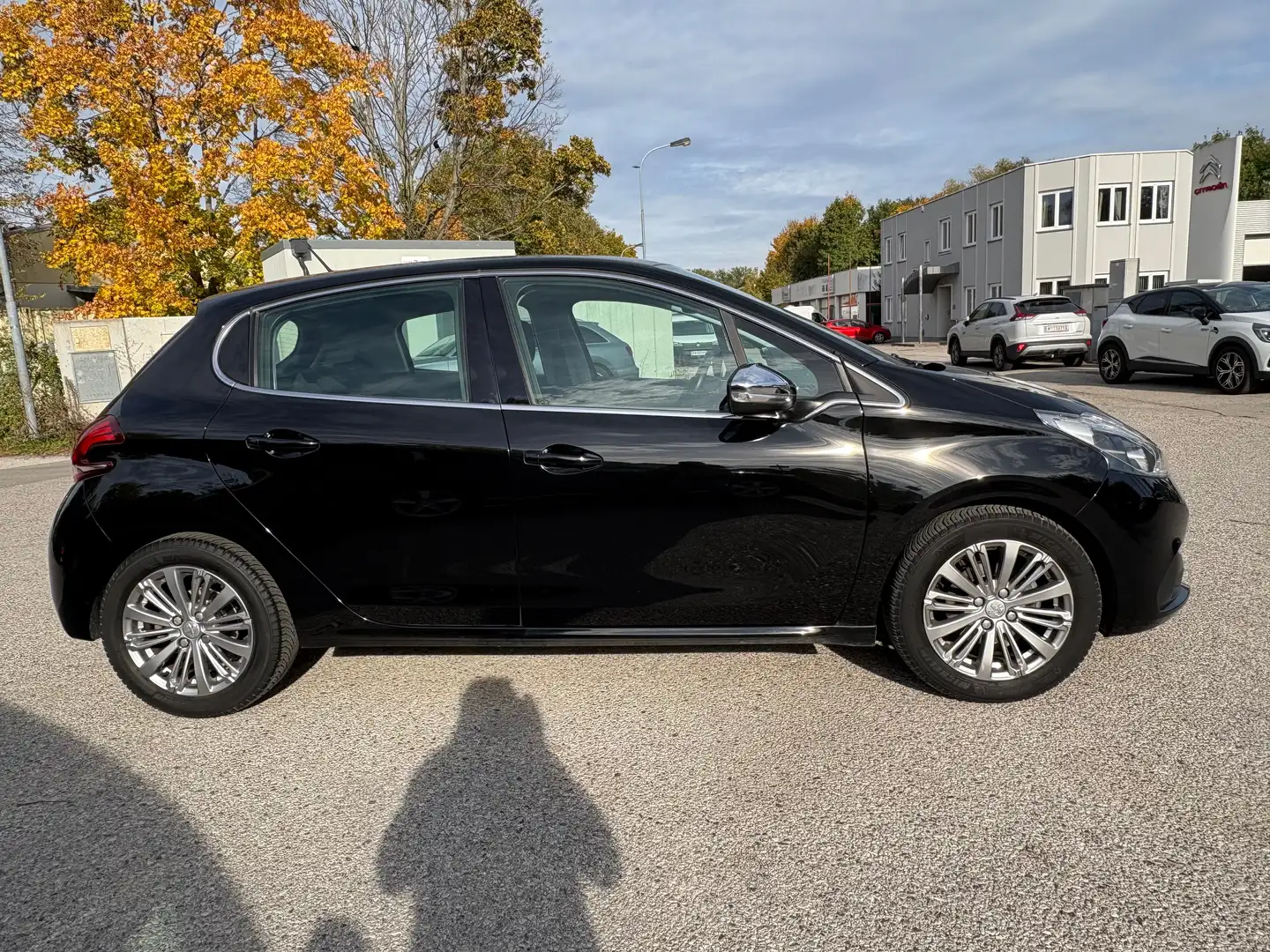 Peugeot 208 Allure 1,2 PureTech 110 S6S Schwarz - 2