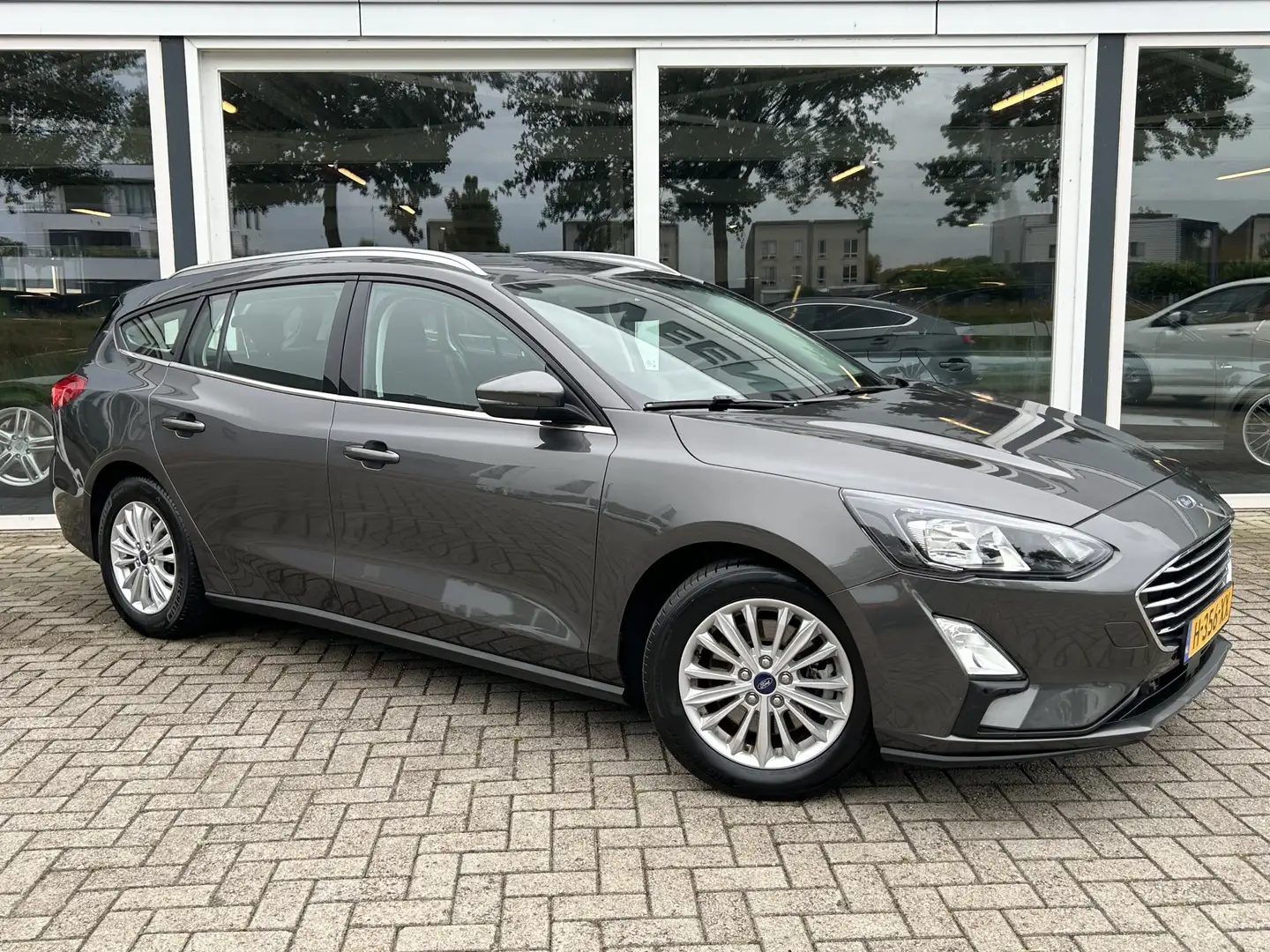 Ford Focus Wagon 1.0 EcoBoost Titanium Business 50% deal 6.47 Grijs - 1