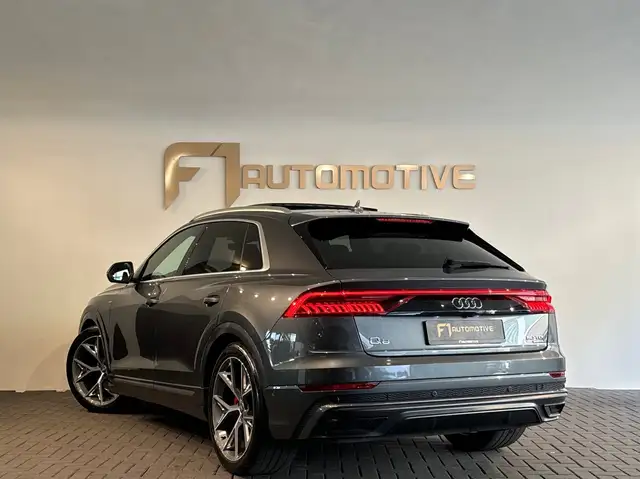 Audi Q8 view 8