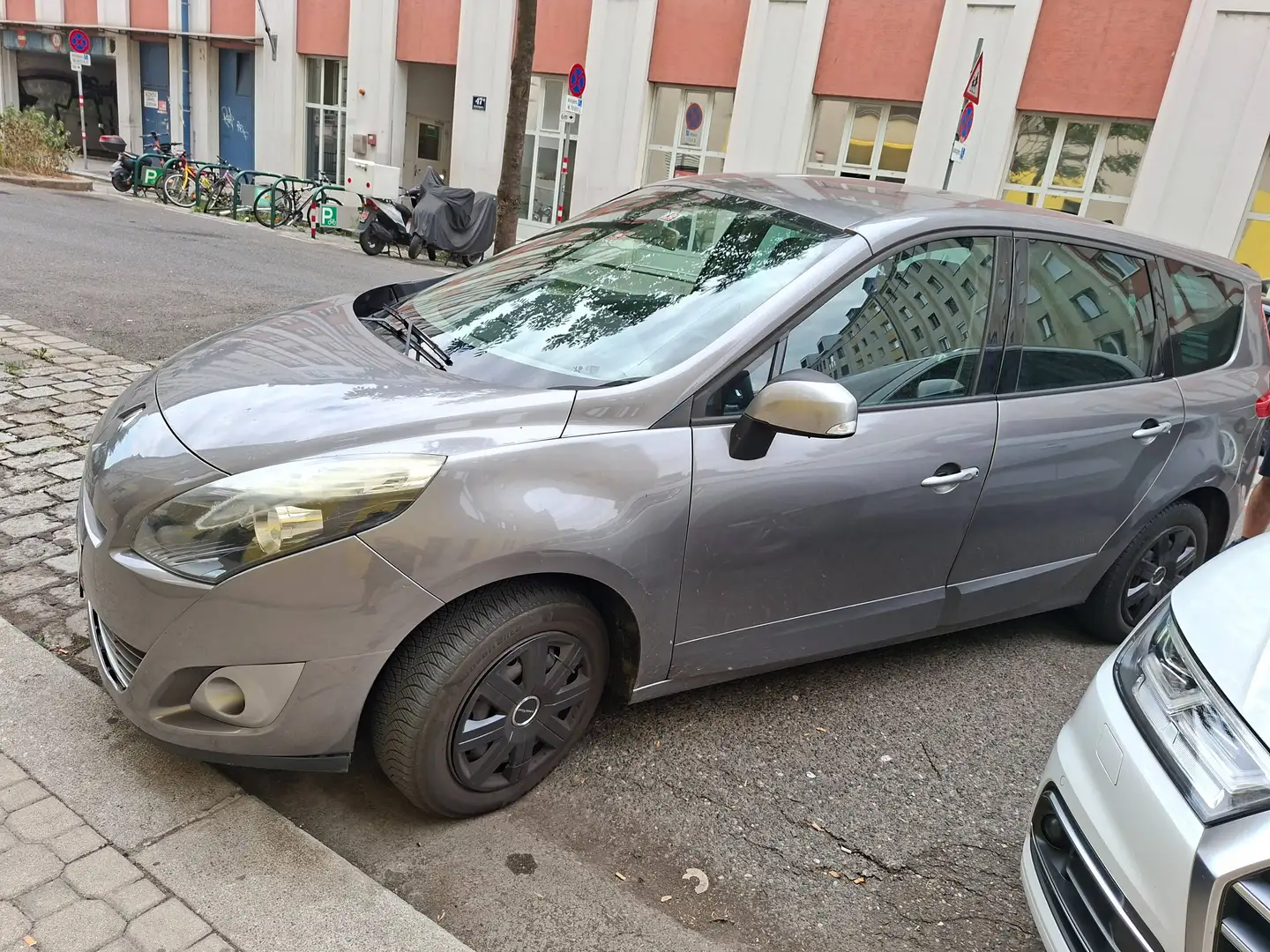 Renault Grand Scenic Grand Scénic III TomTom Edition 1,5 dCi DPF TomTom Edition Silber - 1
