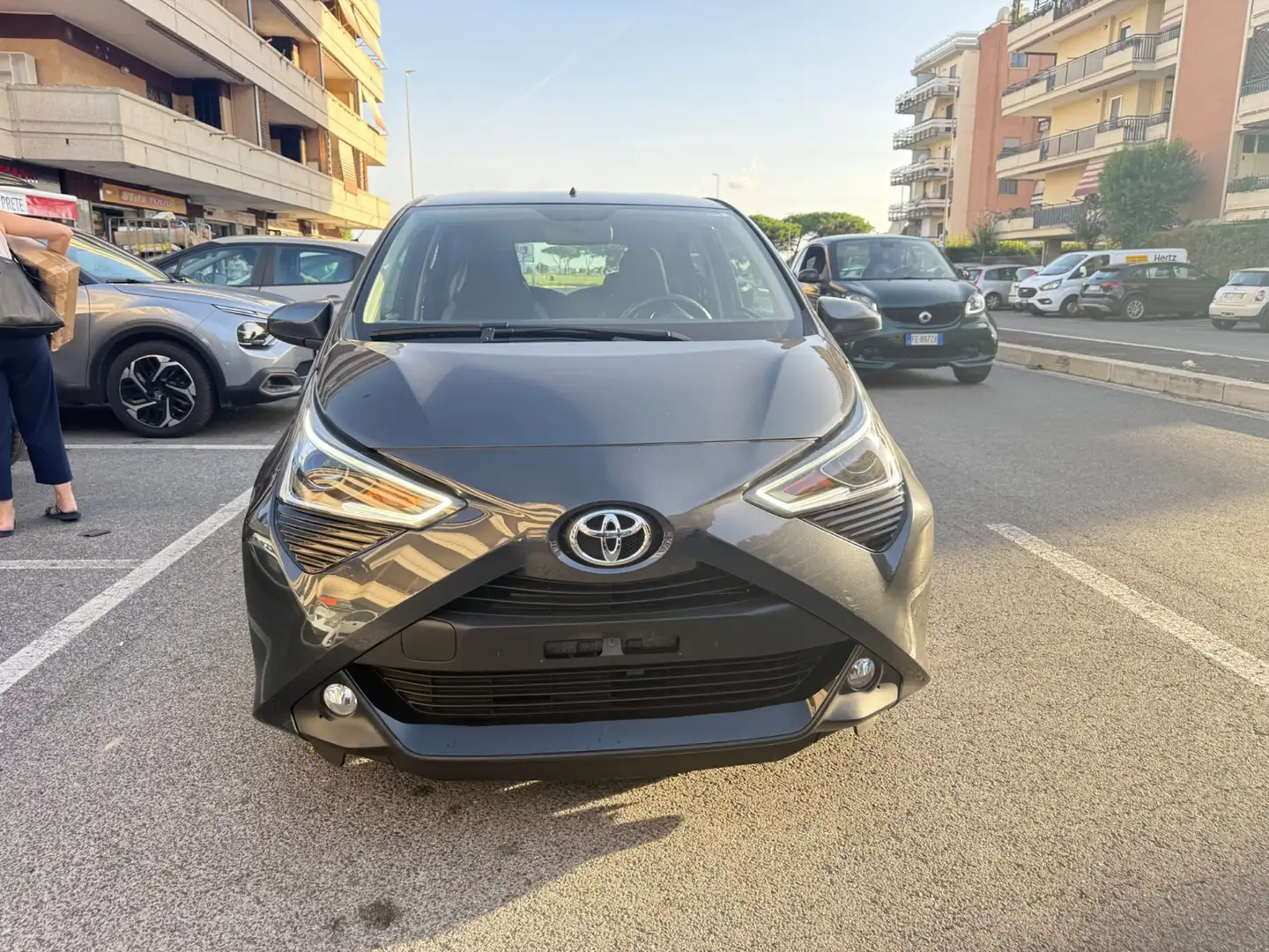 Toyota Aygo Aygo 1.0 VVT-i 72 CV 5 porte x-play MMT C.AUTOMATI Grau - 1
