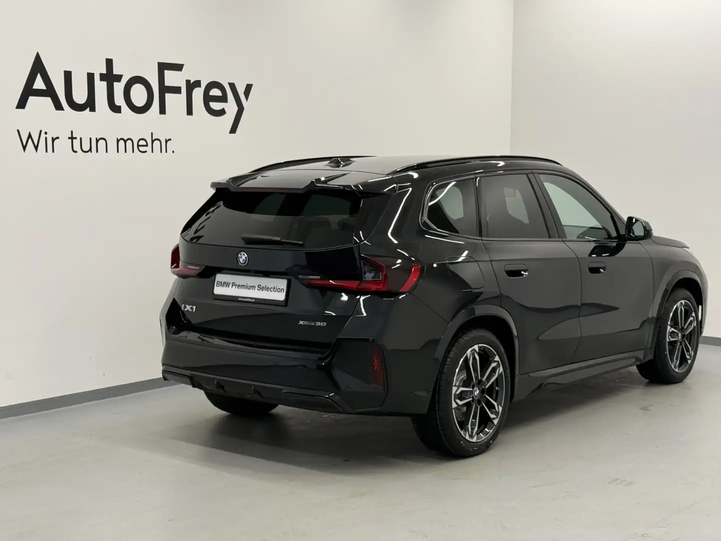 BMW iX1 xDrive30 Schwarz - 2