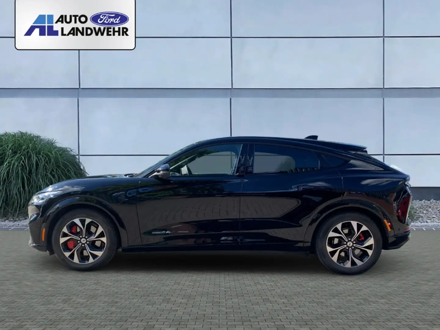 Ford Mustang Mach-E AWD 0,99% AKTION Panorama Navi Leder Digitales Coc Schwarz - 2
