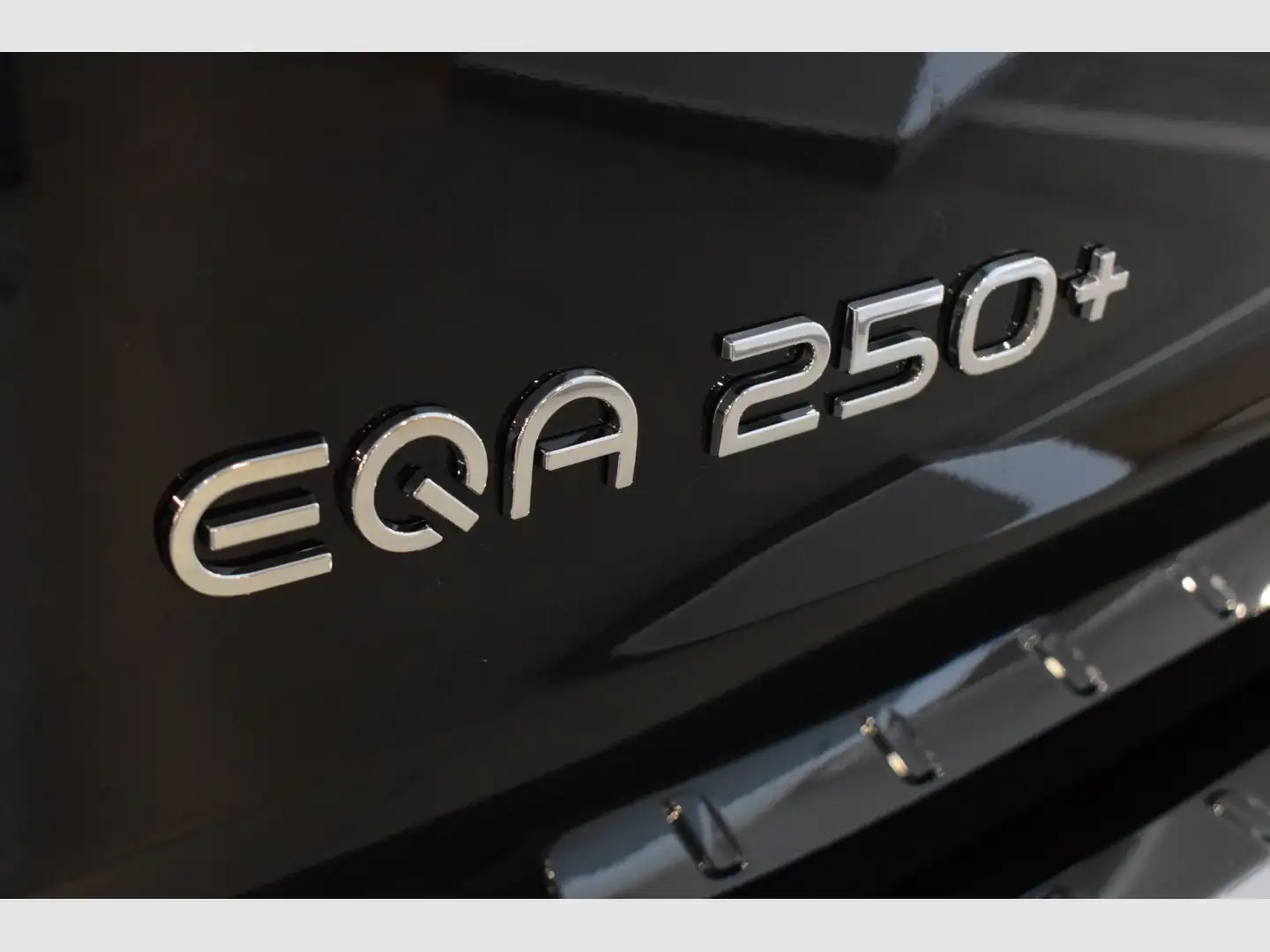 Mercedes-Benz EQA 250 + Negro - 2