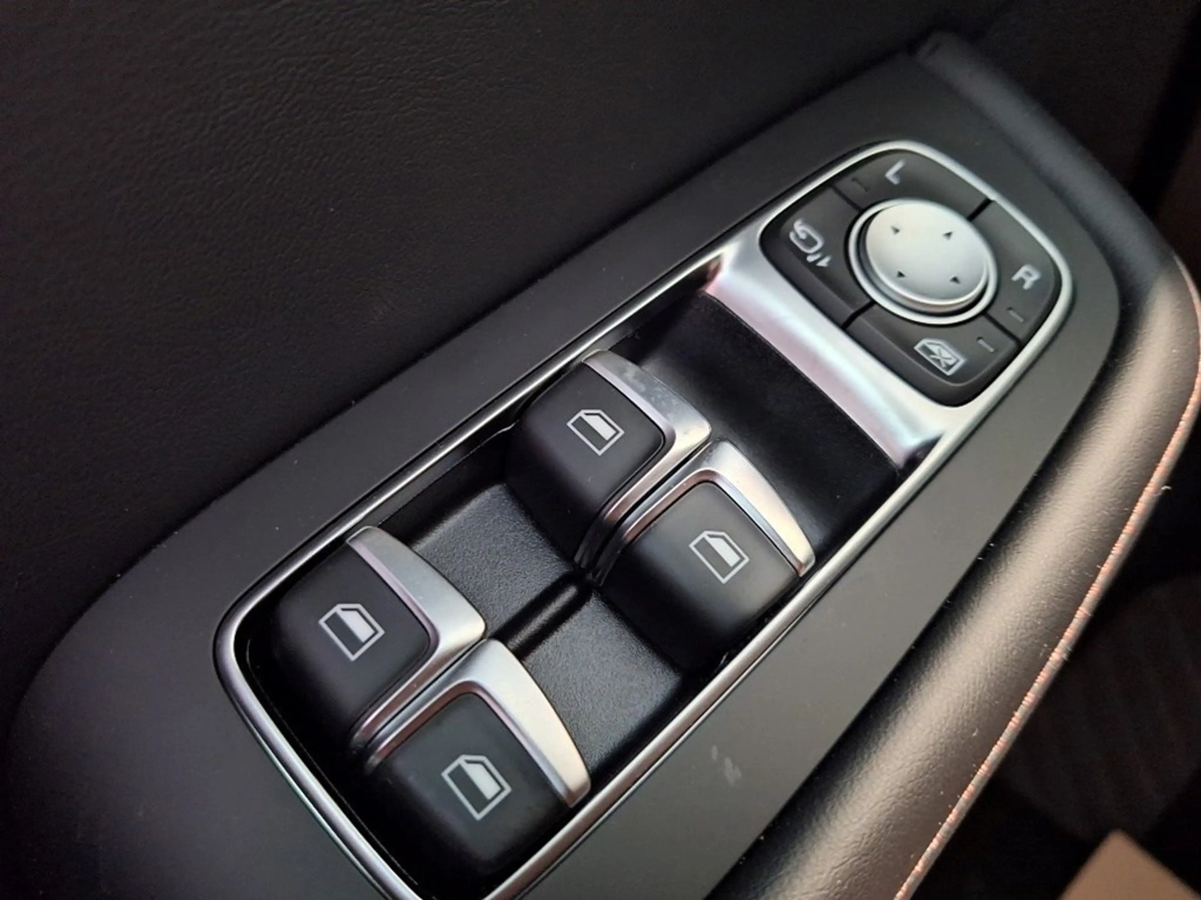 MG EHS Luxury — photo 8