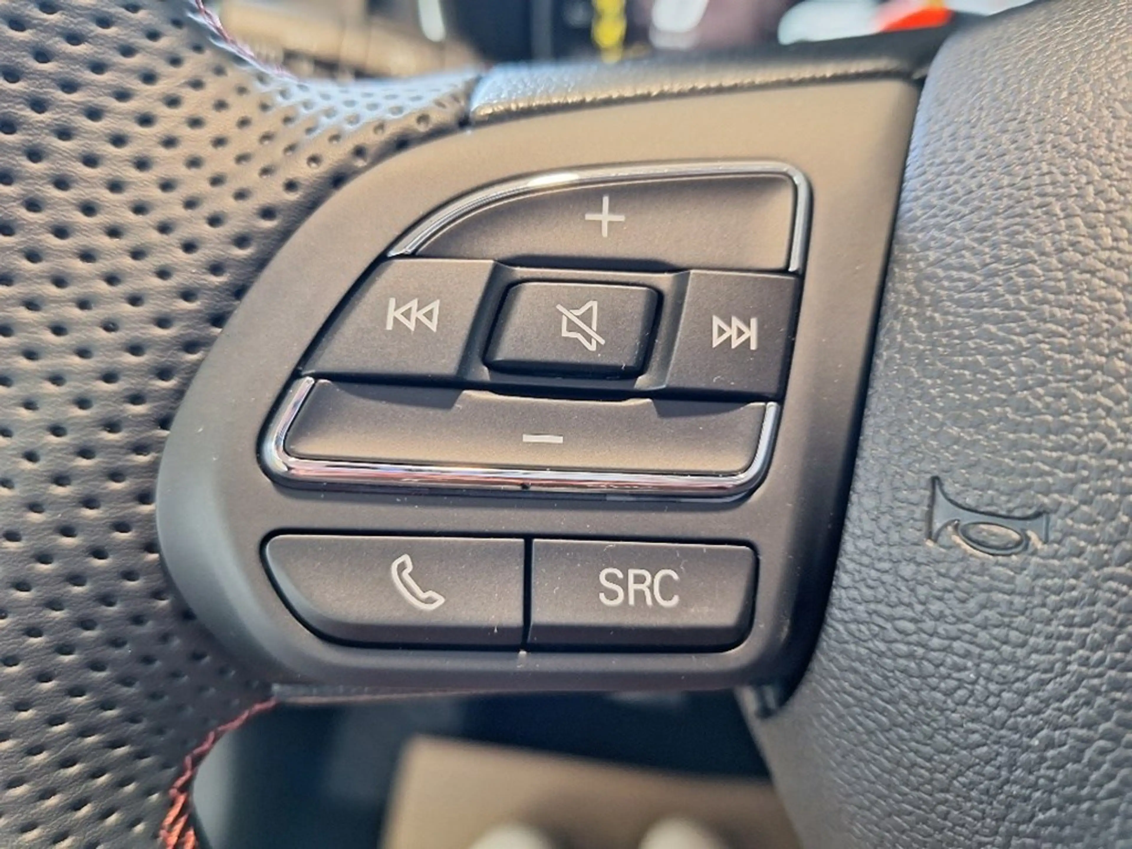MG EHS Luxury — photo 9