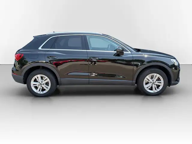 Audi Q3 view 5