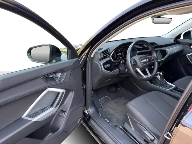 Audi Q3 view 13