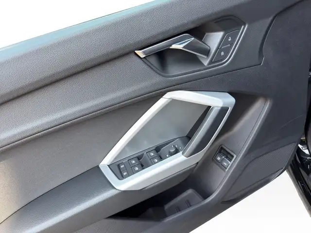 Audi Q3 view 15