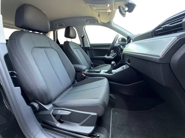 Audi Q3 view 12