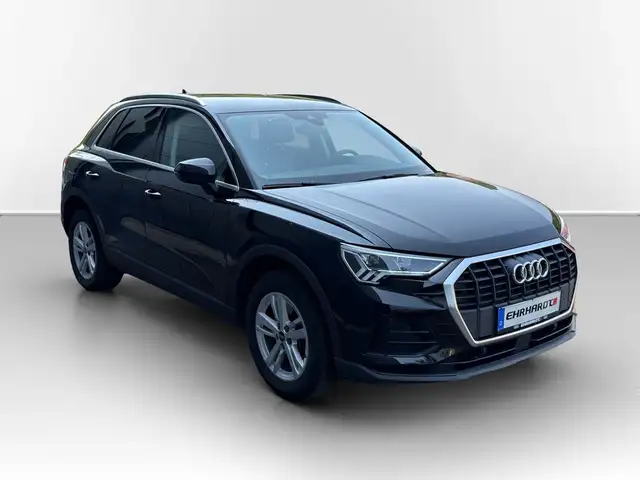 Audi Q3 view 3