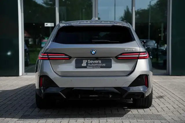 BMW 5 Series view 9