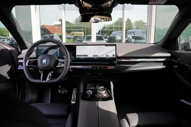 BMW 5 Series view 4