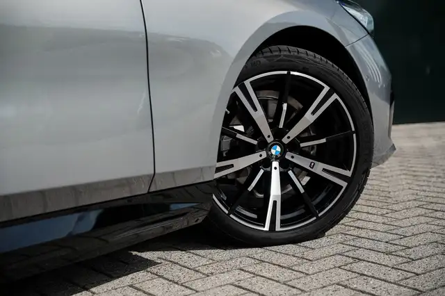 BMW 5 Series view 30