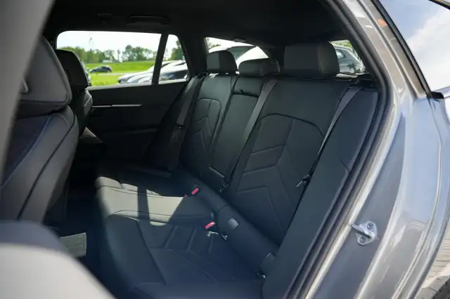 BMW 5 Series view 25
