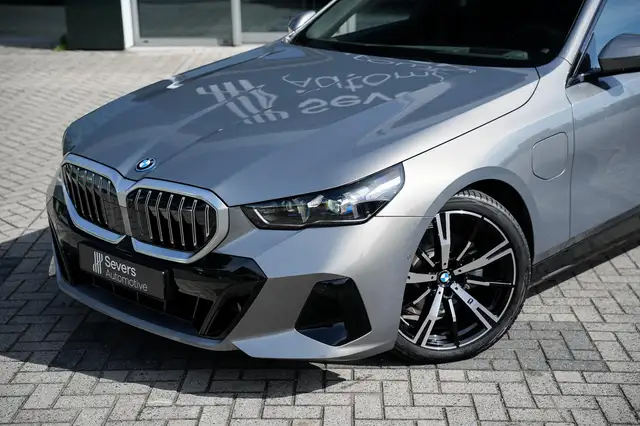 BMW 5 Series view 26