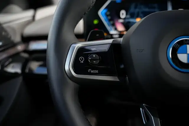 BMW 5 Series view 11