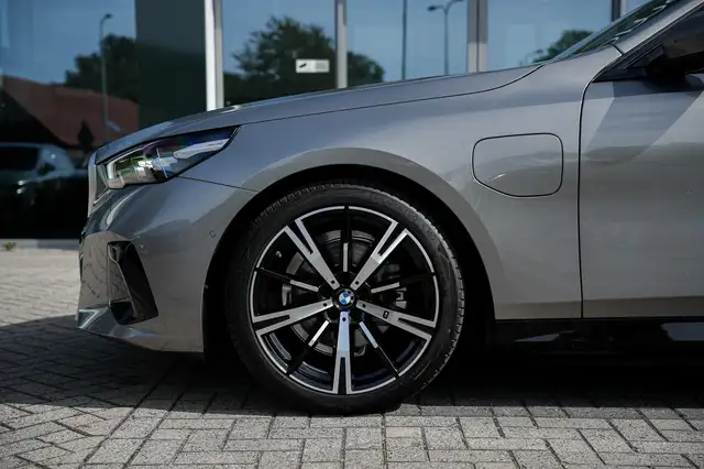 BMW 5 Series view 7