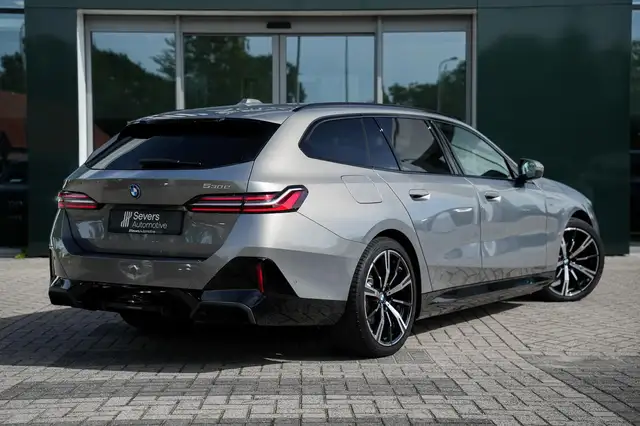 BMW 5 Series view 3