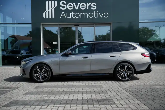 BMW 5 Series view 5