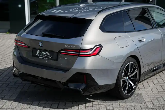 BMW 5 Series view 27