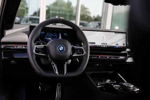 BMW 5 Series view 10