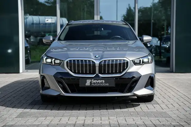 BMW 5 Series view 8