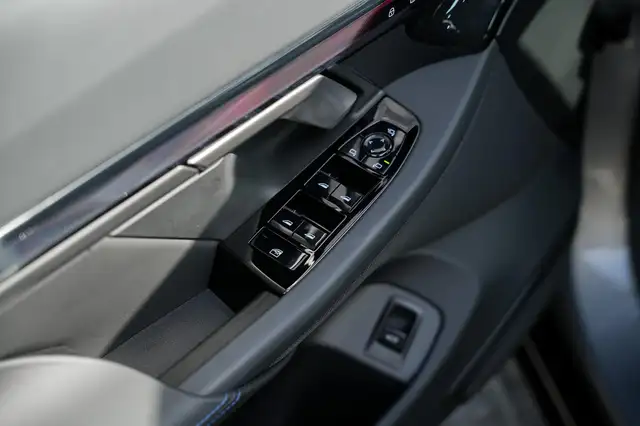 BMW 5 Series view 22