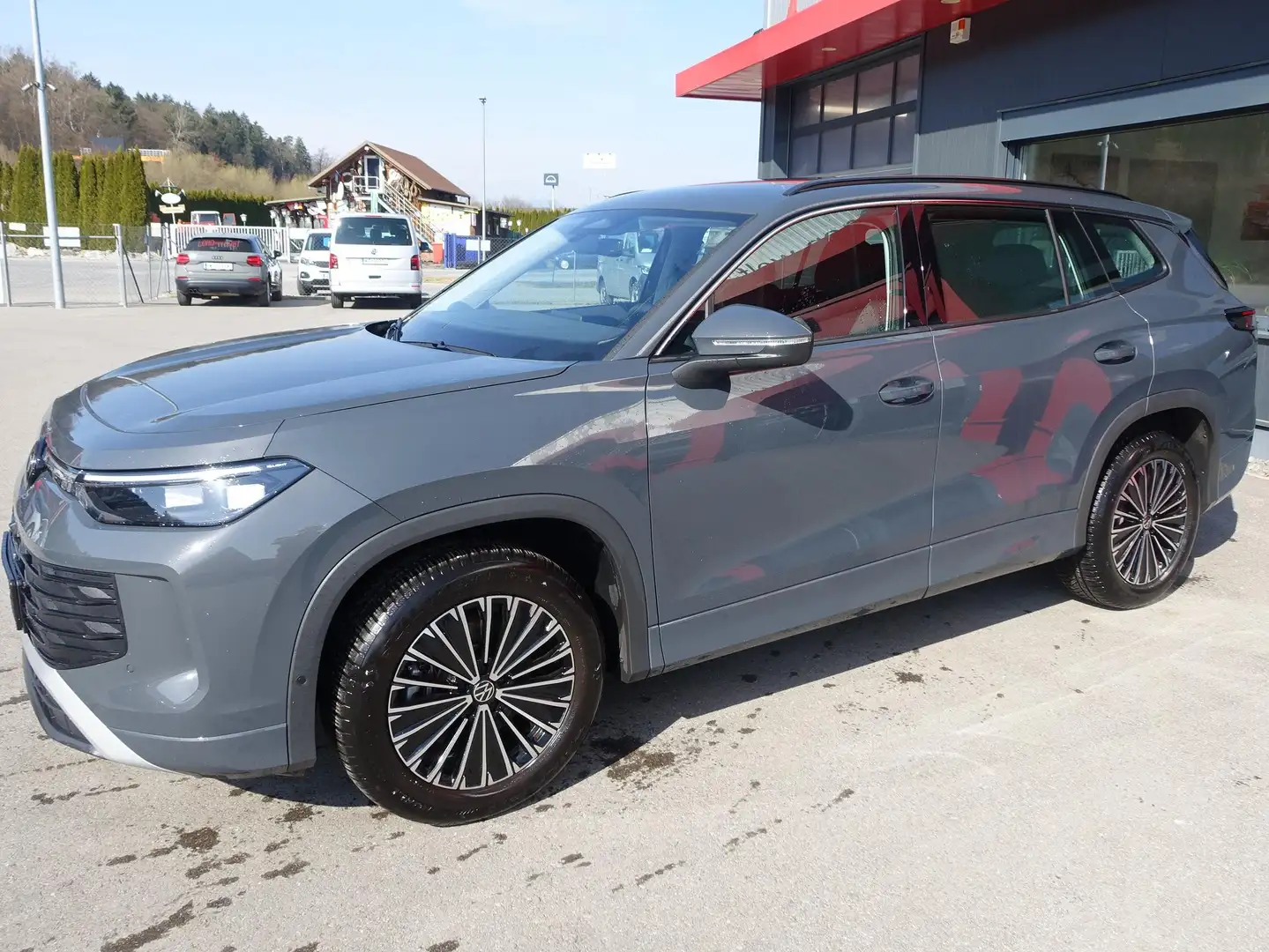 Volkswagen Tayron 1.5 eTSI Life "7Sitze,LED,Navi,AHV,Kamera" - 1