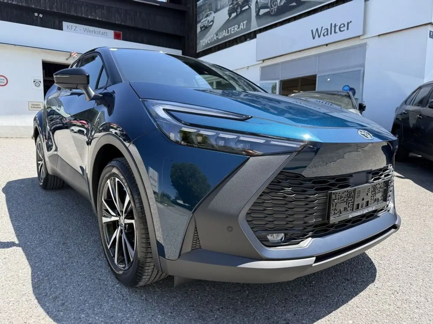 Toyota C-HR 2,0 Plug-In Hybrid E-CVT Active Drive Blau - 2