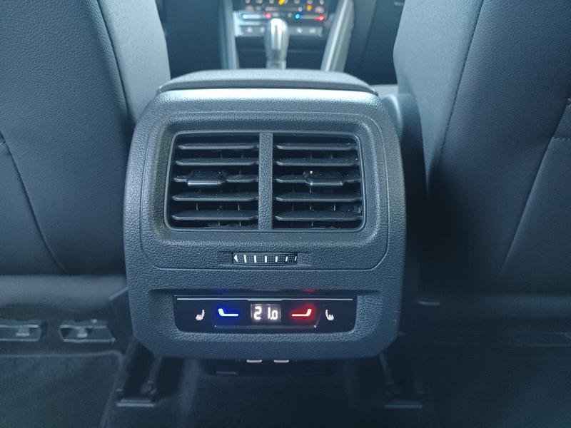 Volkswagen Touran Comfortline 7S ACC Kgo AppC IQL AHK Sthz — photo 14
