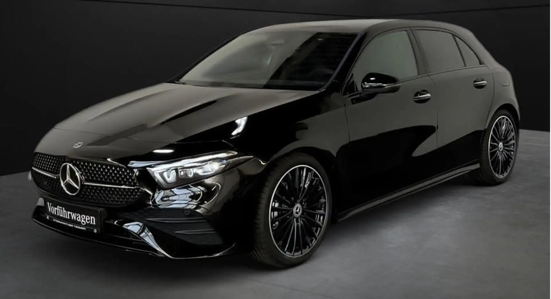 Mercedes-Benz A 200 AMG Night edition auto 2023 163cv camera 19" Nero - 1