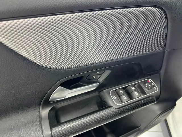 Mercedes-Benz GLA view 10