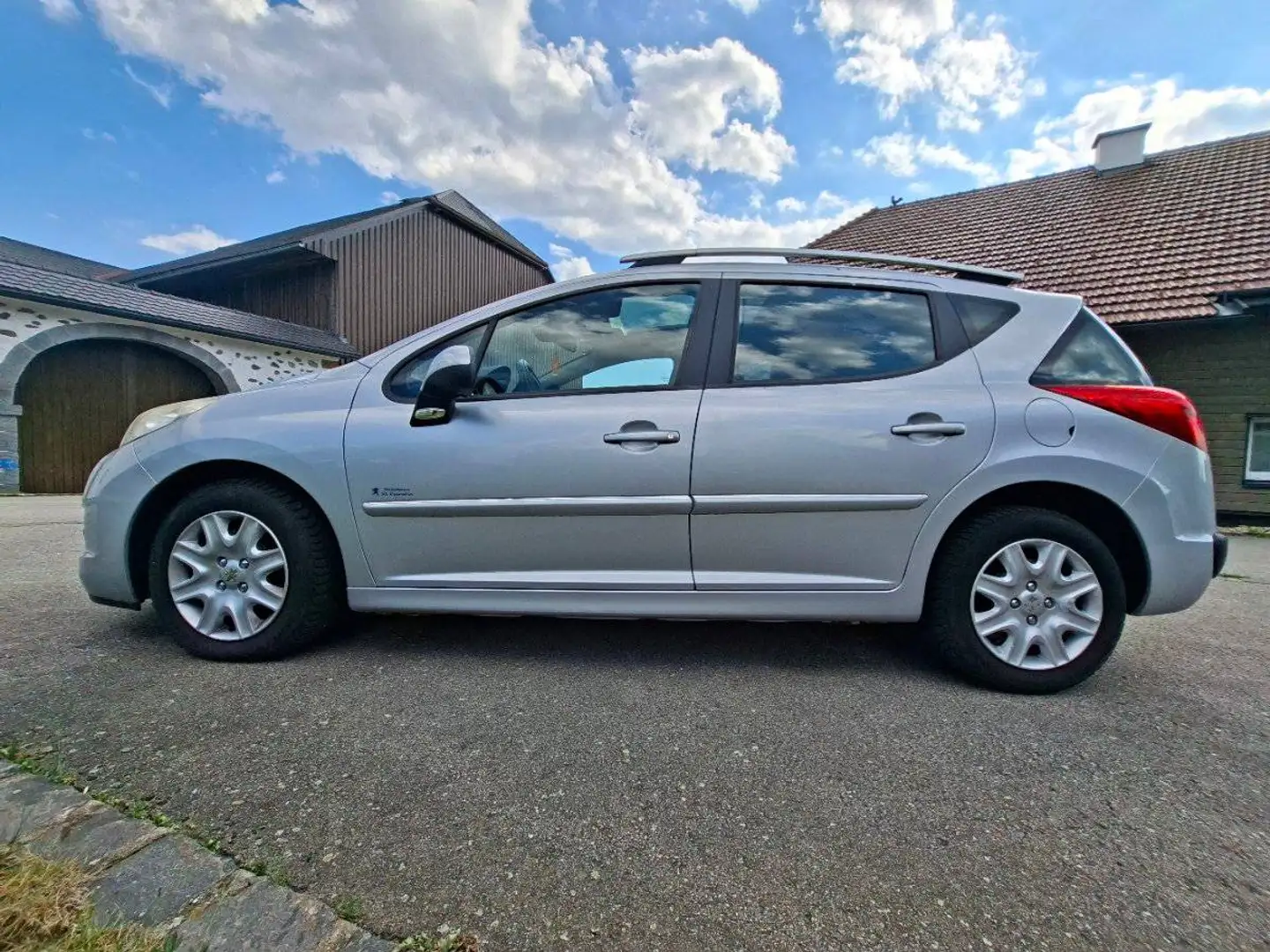 Peugeot 207 207 SW Lion Edition 1,4 16V VTi Lion Edition Silber - 1