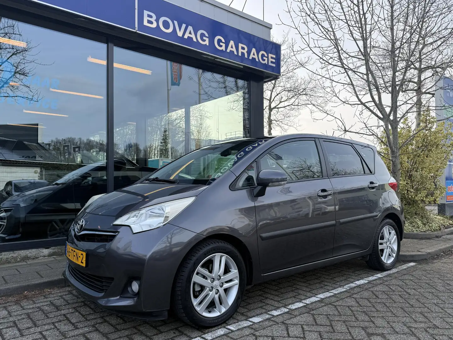 Toyota Verso-S 1.3 VVT-i Dynamic Navi Gris - 1
