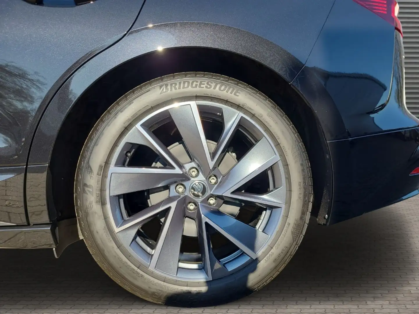 Skoda Enyaq 60 Sportline AHK-klappbar Navi digitales Cockpit M Schwarz - 2